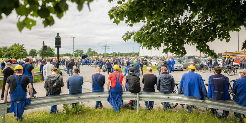 Mitarbeiter der Meyer-Werft sind während ihrer Betriebsversammlung vor den Toren der Werft auf einem Parkplatz versammelt. Im Streit über Personalabbau bei dem Kreuzfahrtschiffbauer hatte der Betriebsrat zu der Betriebsversammlung aufgerufen.