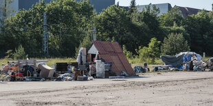 Eine aus Dachschindeln selbsgebaute Hütte