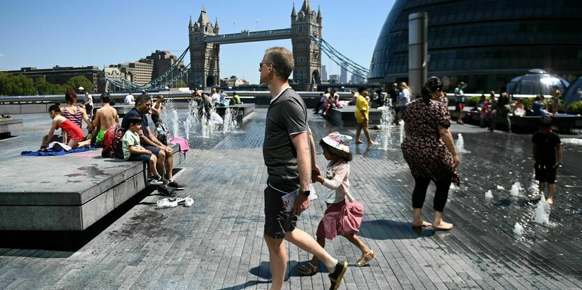 Familien genießen das Wetter in London