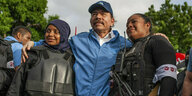 Polizistinnen posieren mit Daniel Ortega