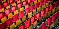 Mit rotem Samt bezogene Stühle in einem Zuschauerraum