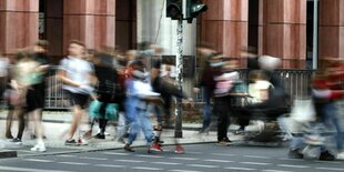 Dichtes Gedraenge rund um den Alexanderplatz