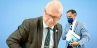 AfD-Bundessprecher, und Oliver Kirchner, Spitzenkandidat der AfD in Sachsen-Anhalt, verlassen die Pressekonferenz,