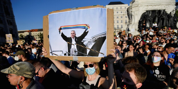 Anhänger der LGBTIQ-Bewegungen protestieren in Budapest mit Flaggen gegen einen LGBQTI feindliches Gesetz