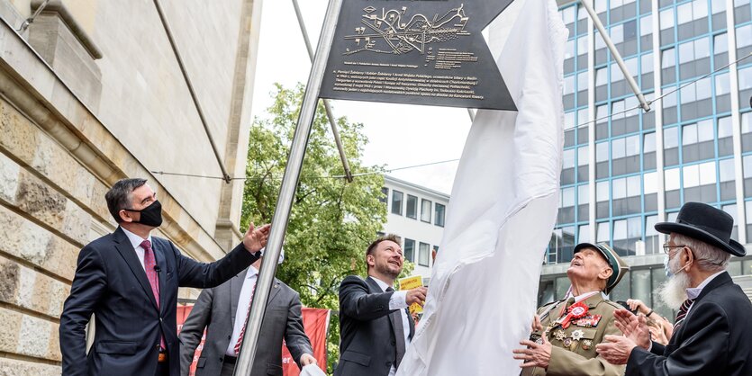 Einweihung einer Gedenktafel für die polnischen BefreierInnen von Berlin.