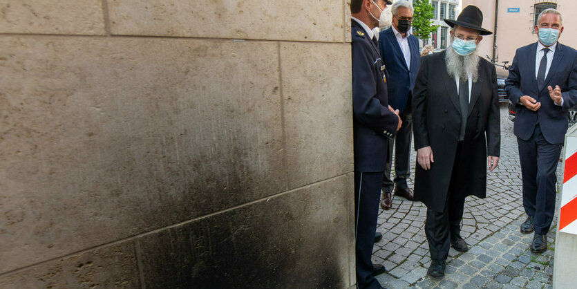 Rabbiner Shneur Trebnik und Baden-Württembergs Innenminister Thomas Strobl vor der Synagoge in Ulm nach dem Brandanschlag.