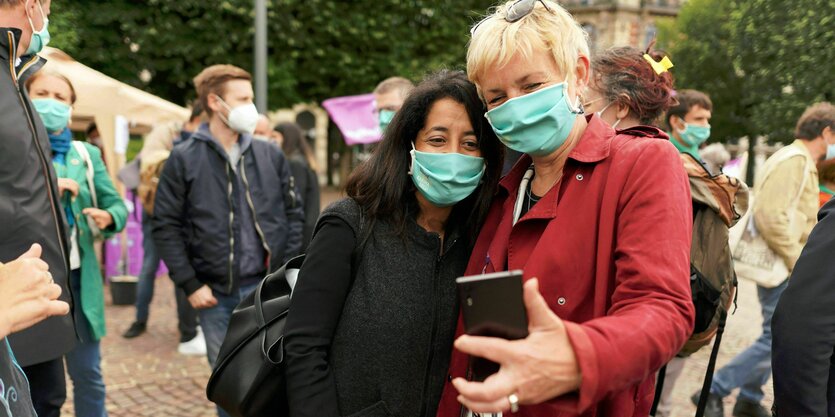 Karima Delli macht mit einer Frau ein Foto