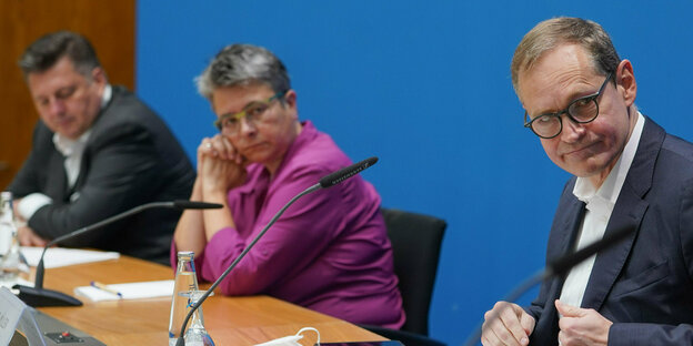 Das Foto zeigt den Regierenden Bürgermeister Michael Müller, Innensenator Andreas Geisel (beide SPD) und die Bezirksbürgermeisterin von Friedrichshain-Kreuzberg, Monika Herrmann (Grüne), bei der Pressekonferenz nach der Senatssitzung am Dienstag.