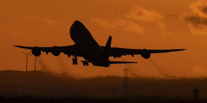 Ein Flugzeug hebt ab