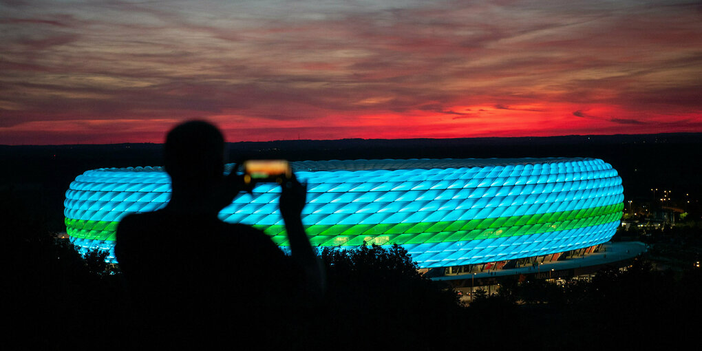 die Allianz-Arena im Abendrot