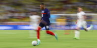 Kylian Mbappé rast mit dem Ball am Fuß