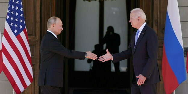 US-Präsidenten Joe Biden mit Russlands Wladimir Putin gehen aufeinander zu und schütteln Haände