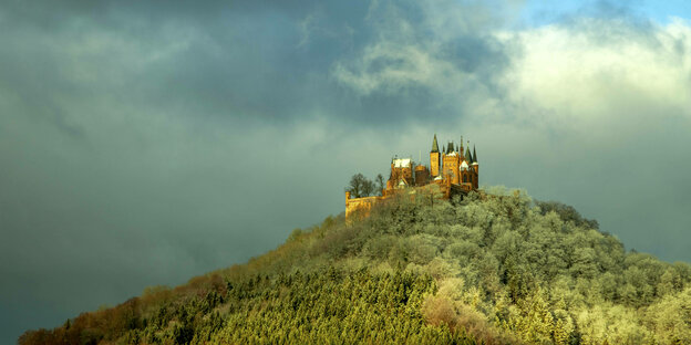 Burg Hechingen auf einem Berg vor wolkenbedecktem Himmel