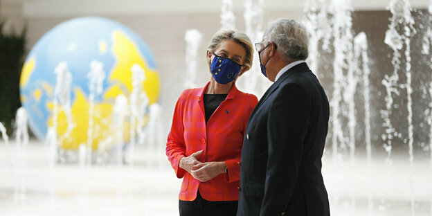 Ursula von der Leyen mit dem portugiesischen Premierminister Antonio Costa vor einem Springbrunnen und einem Globus