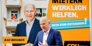 Das Foto zeigt den CDU-Landesvorsitzenden und Spitzenkandidaten Kai Wegner bei der Vorstellung eines großen Wahlplakats.