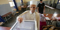 Ein älterer Mann beim Einwerfen eines Stimmzettels