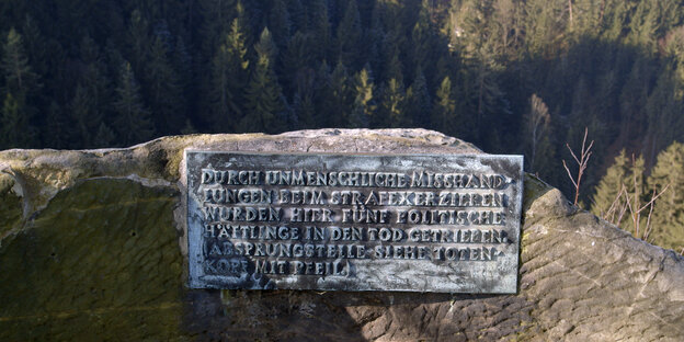 Eine Gedenktafel im Gebirge erinnert an NS-Opfer.