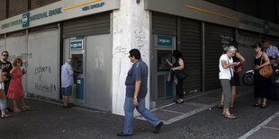 Vor der griechischen Nationalbank in Athen