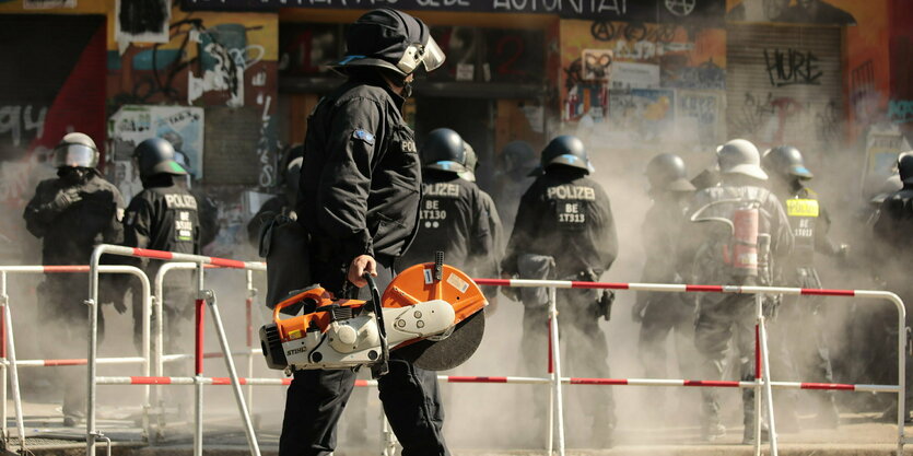 Polizisten vor dem Haus in der Rigaer Straße