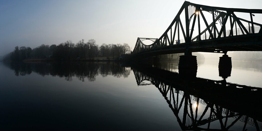 Auf einer Brücke stehen zwei Menschen