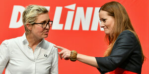 Susanne Hennig-Wellsow (l), Landesvorsitzende von Die Linke Thüringen, und Janine Wissler, stellvertretende Parteivorsitzende der Linken auf Bundeseben nebeneinander - Wissler zeigt nach links