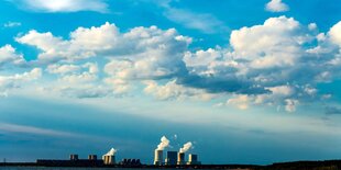 Wolken ziehen über das Kraftwerk Boxberg.