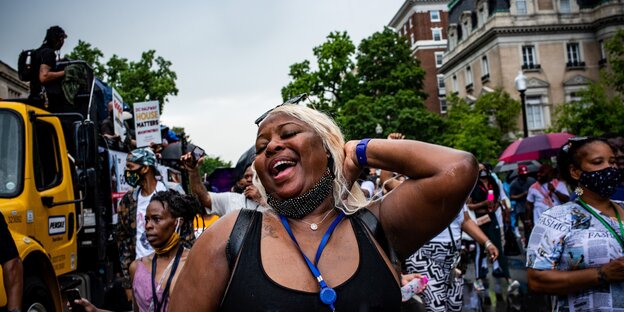Eine Schwarze US-AmerikanerIn lacht beim Protestzug anlässlich des Gedenktages "Juneteeth" in Washington D.C.