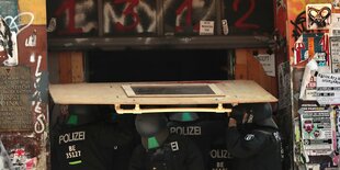 Polizisten bei der gewaltsamen Öffnung der Tür von dem Haus Rigaer 94