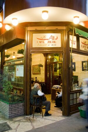 Aussenaufnahme vom Eingang des Cafe Riche in Kairo Aussenaufnahme vom Eingang des Cafe Riche in Kairo