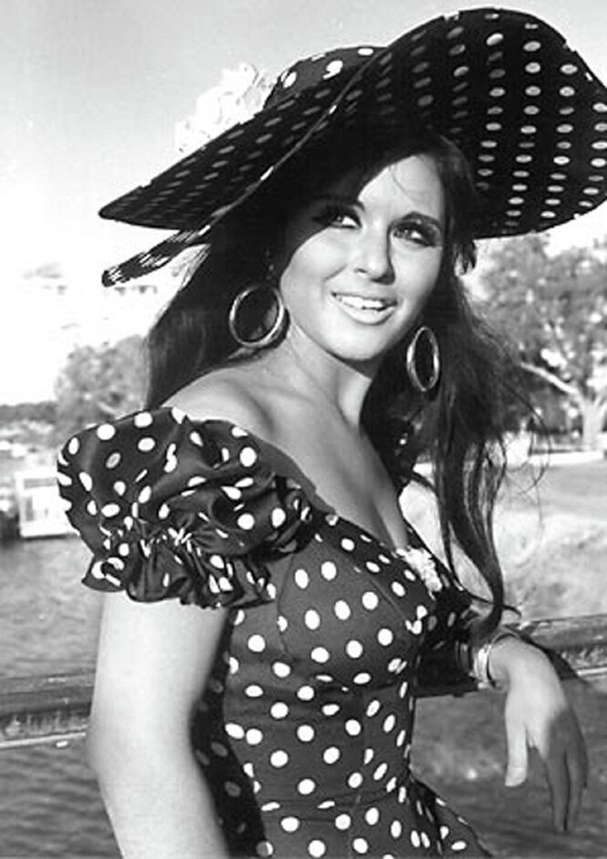 Soad Hosny, mit breitkrempigen Hut und Bluemchenkleid