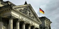 Detailaufnahme Reichstag Dachbereich mit der Inschrift "Dem deutschen Volke" und Flagge