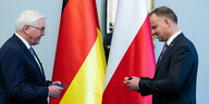 Bundespräsident Frank-Walter Steinmeier und der polnische Präsident Andrzej Duda vor deutscher und polnischer Flagge