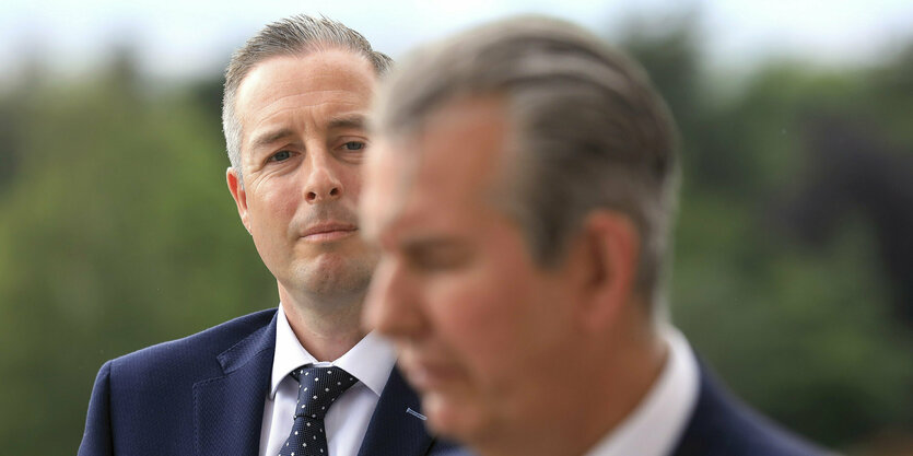 Nordirlands Premierminister Paul Givan hinter Parteichef Edwin Poots