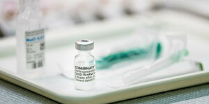 : Der Corona-Impfstoff Comirnaty von Biontech/Pfizer liegt in einer Schale.