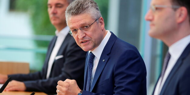 Lothar Wieler sitzt neben Spahn und gestikuliert mit ernster Miene. Lothar Wieler sitzt neben Spahn und gestikuliert mit ernster Miene.