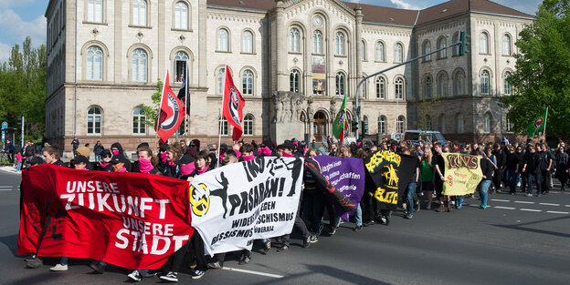Demonstranten mit Antifa-Flaggen auf einem Platz in Göttingen