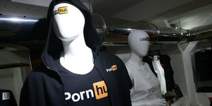 Schaufensterpuppen in einem Pornhub-Store