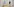 Eine Frau mit VR-Brille neben ihr ein Bildschirm