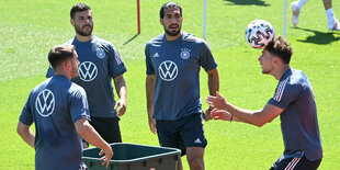 Das halbe Team schaut andächtig zu, wie Goretzka den Ball in die Tonne köpft.