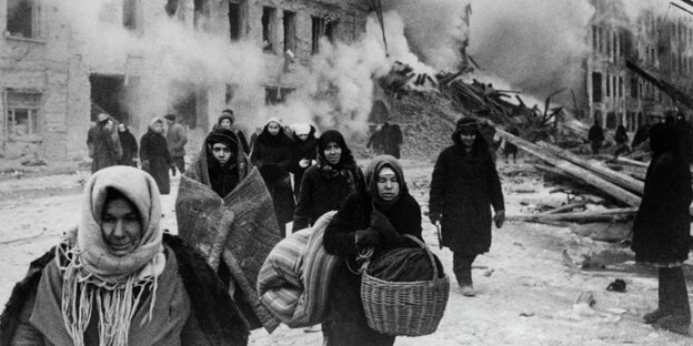 inter 1941/42:Nach einem Bombenangriff auf die Stadt: Bewohner mit Gepäck vor den Trümmern ihrer Häuser