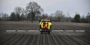 Ein Landwirt bringt das Pflanzenschutzmittel Glyphosat auf einem Feld aus