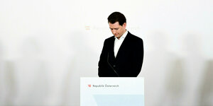 Österreichs Bundeskanzler Sebastian Kurz schaut nach unten bei einer Pressekonferenz
