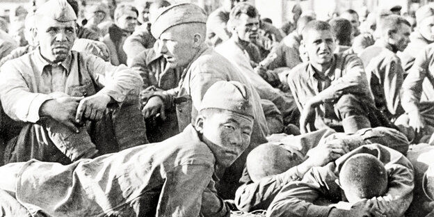 Eine gruppe sowjetische Soldaten in liegen erschöpft auf dem Boden