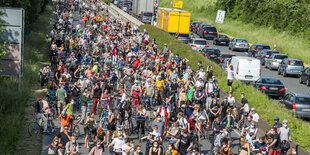 Fahrraddemo auf Umgehungsstraße Bundesstraße 51