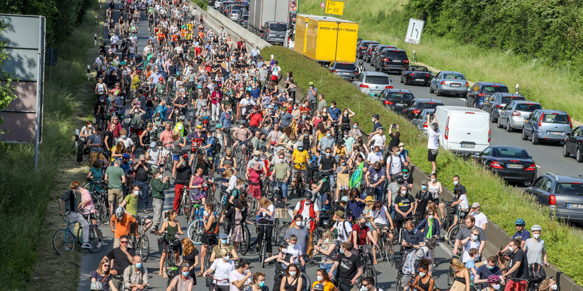 Fahrraddemo auf Umgehungsstraße Bundesstraße 51