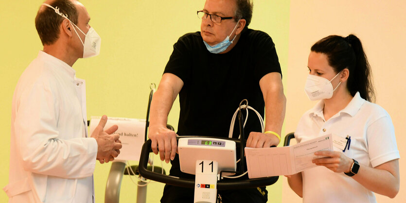 Ein Long-Covid-Patient beim Training in einem Reha-Zentrum