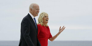 Joe und Jill Biden laufen am Strand entlang