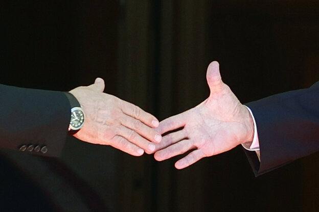 Hände von Putin und Biden vor schwarzen Hintergrund, bevor sie sich berühren Hände von Putin und Biden vor schwarzen Hintergrund, bevor sie sich berühren