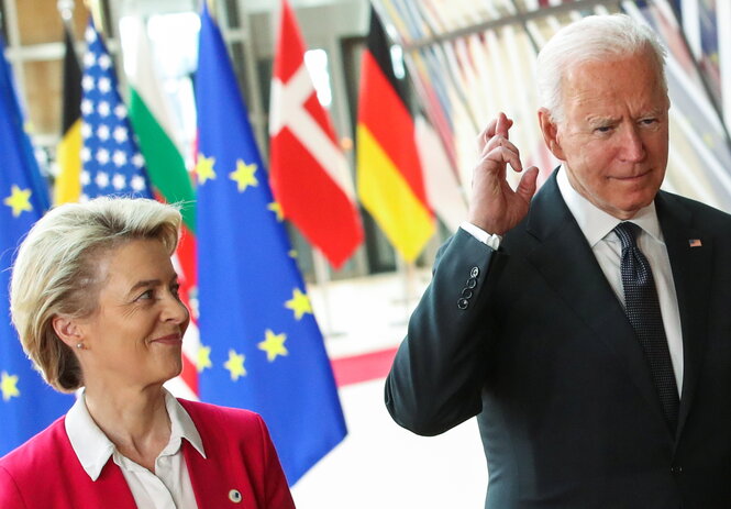 von der Leyen und Biden vor Flaggen