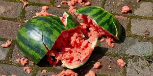 Eine zermatschte Melone auf dem Bürgersteig